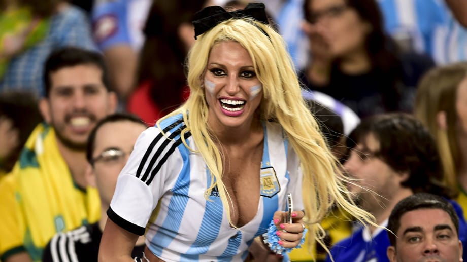 Diese Dame aus Argentinien bejubelt den Geniestreich von Lionel Messi im Spiel gegen Bosnien-Herzegowina.