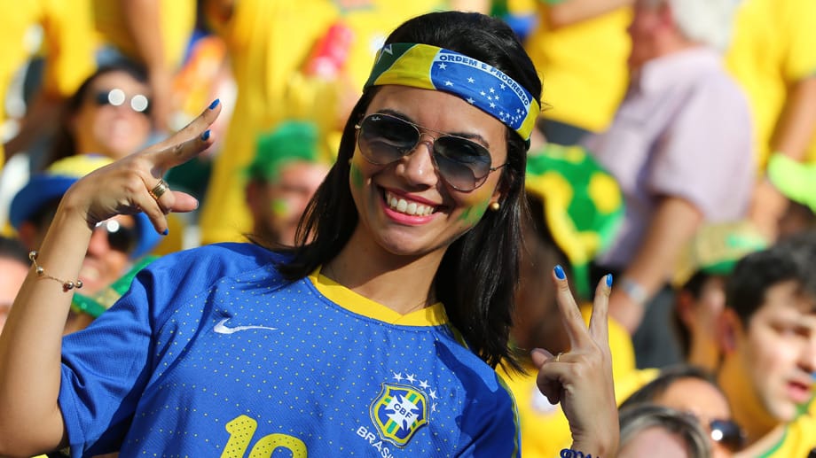 Zwischen etlichen gelb-grün gekleideten Fans bildet diese Brasilianerin im blauen Auswärtstrikot eine der wenigen Ausnahmen.