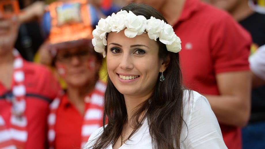 Unterstützung für die Nati: Dieser Fan der Schweizer Mannschaft setzt auf floralen Kopfschmuck.