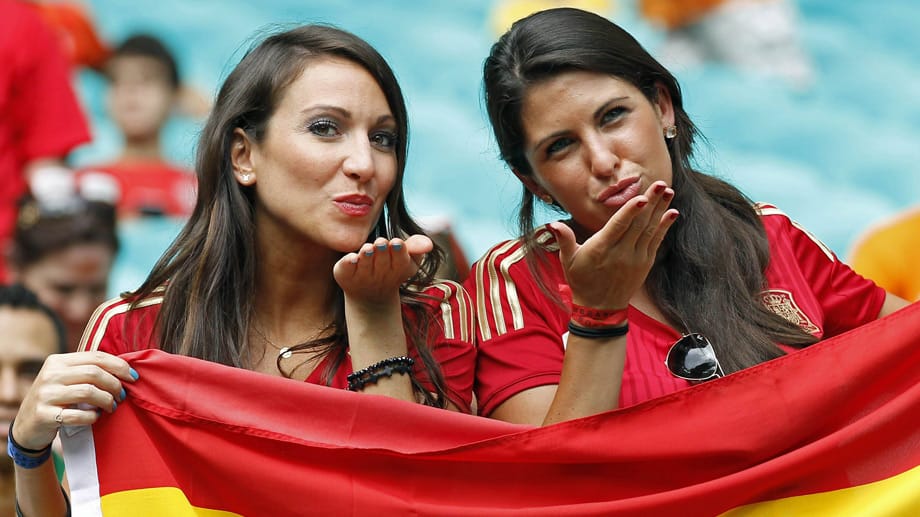 Vor dem Anpfiff des Spiels gegen die Niederlande (1:5) waren diese spanischen Damen noch guter Dinge.