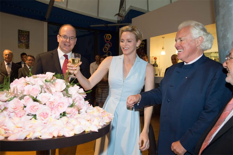 Der erste öffentliche Auftritt nach Bekanntwerden ihrer Schwangerschaft: Fürstin Charlène bei der Eröffnung des "Rosengarten Prinzessin Grace" in Fontvieille, Monaco. Doch ein babybauch ist noch lange nicht in Sicht.