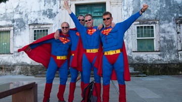 Schon Stunden vor Anpfiff feiern tausende deutsche, portugiesische und brasilianische Fans rund ums Stadion und in der Altstadt von Salvador de Bahia. Viele haben sich in Schale geworfen, so auch diese DFB-Anhänger in Superman-Outfits.