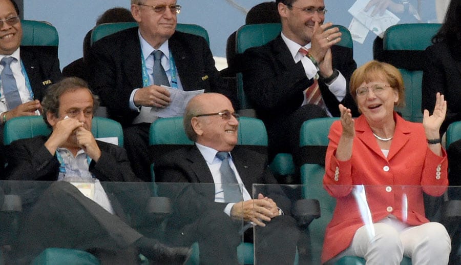 Müllers Elfmetertor sorgt auch bei der Bundeskanzlerin für Jubel. Auf der Ehrentribüne neben Michel Platini (li.) und Joseph Blatter (Mitte) beklatscht Angela Merkel den deutschen Führungstreffer. Auch ohne "Schlandkette" läuft's wie geschmiert.