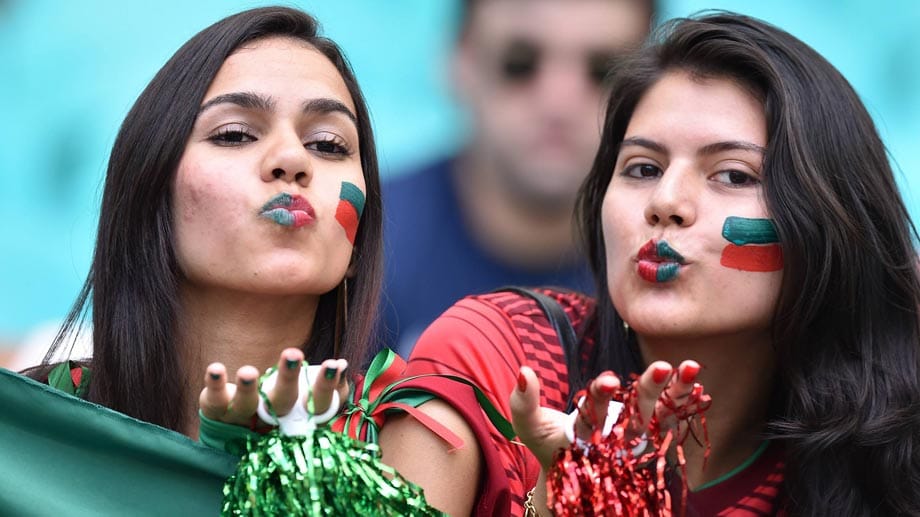 Mit bunten Lippen zeigen die Portugiesinnen ihre Verbundenheit zu ihrem Team.
