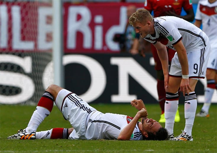 Schockmoment in der 73. Minute: Nach einem Kopfballduell landet Hummels unsanft und verdreht sich das rechte Knie. Mit sichtbaren Schmerzen muss der Torschütze zum 2:0 ausgewechselt werden. Fußball-Deutschland drückt die Daumen, dass nach Marco Reus nicht der nächste Dortmunder verletzt ausfällt.