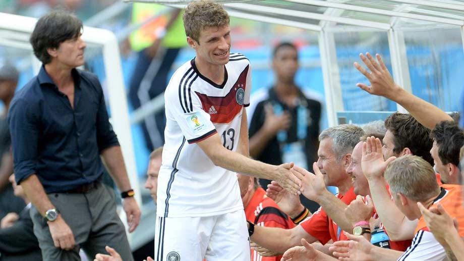 Müller (Mitte) zieht nach seiner Gala-Vorstellung mit dem ehemaligen DFB-Teamchef und langjährigen Nationalstürmer Rudi Völler gleich, der ebenfalls acht Tore im Dress der deutschen Auswahl bei WM-Endrunden erzielte.