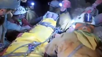 Schwierige Rettung: Helfer bergen den verletzten Forscher Johann Westhauser aus der Riesending-Schachthöhle bei Berchtesgaden