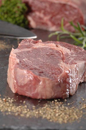 Wagyu Style Beef gilt als Luxus-Fleisch für Feinschmecker, das "japanische Rind" bezieht die-Steakeria.de aus Australien – da der Import aus Japan nicht möglich ist (Kosten: 34 Euro für ca. 200 g Filet).