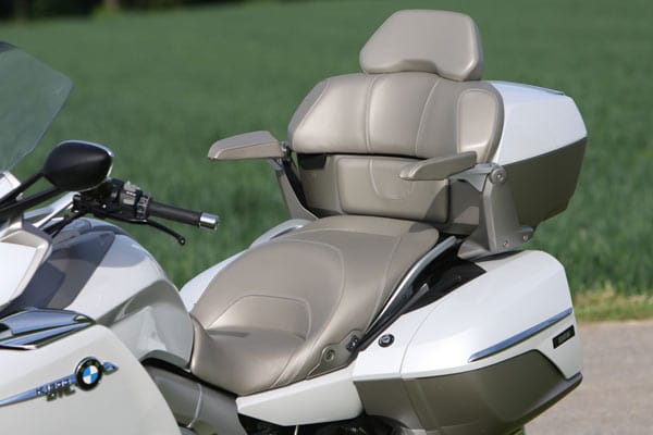 Der Platz für den Sozius auf der K 1600 GTL Exclusive zählt zu den bequemsten Möglichkeiten auf einem Motorrad mitzufahren.