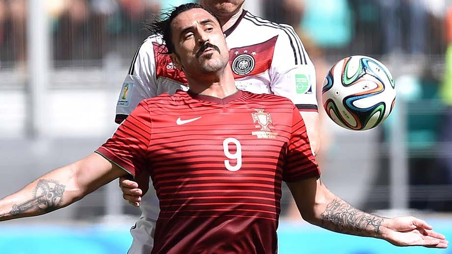 Portugals Angreifer Hugo Almeida will sich während der gesamten WM seinen Bart wachsen lassen. Grund dafür ist eine Wette mit einem Mitspieler von Besiktas. Mit dem Bart will und soll er türkischer aussehen.