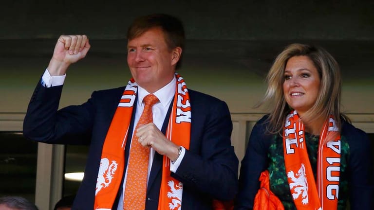 Royale Unterstützung: Unter die Fans mischte sich auch das niederländische Königspaar. Willem-Alexander und Maxima wollten die Elftal anfeuern.