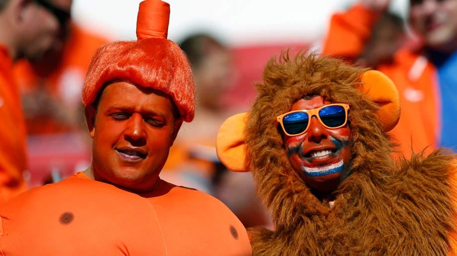 Die niederländischen Fans trotzen der brasilianischen Hitze. Die Oranje-Anhänger sind bekannt für ihre Kostüme und die Feierlaune. Da darf es auch mal warm unter dem dicken Fell werden - Hauptsache es sieht lustig aus.
