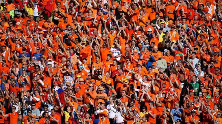 Der orangefarbene Fanblock jubelt über einen weiteren Sieg der Niederlande. Endstand in Puerto Alegro 3:2.