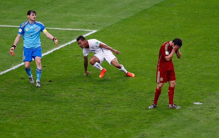 Casillas (li.) kann den Chilenen nur beim Jubeln zuschauen.