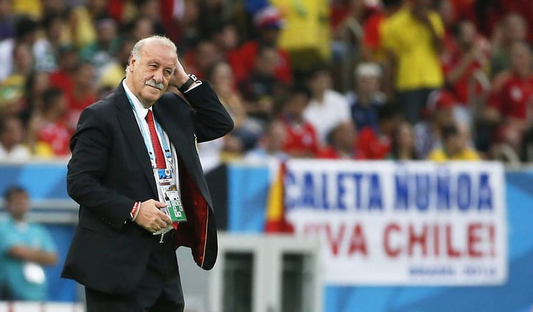 Der spanische Coach Vicente del Bosque scheint ratlos. Spanien findet auch im weiteren Spiel kein Mittel gegen die stark spielenden Chilenen.