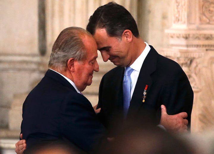 Juan Carlos und sein Sohn Felipe nach der Unterzeichnung der Abdankungspapiere am 18. Juni 2014.