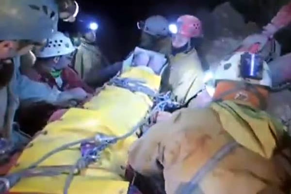 Schwierige Rettung: Helfer bergen den verletzten Forscher Johann Westhauser aus der Riesending-Schachthöhle bei Berchtesgaden