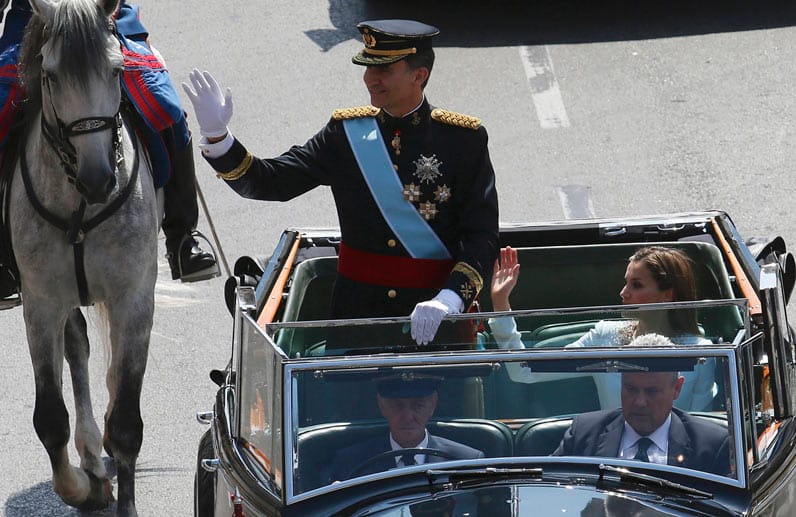 Zuvor war das Königspaar in einer offenen Limousine vom Parlament zum Palast gefahren.