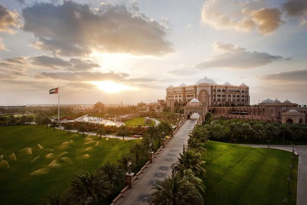 Das "Emirates Palace" befindet sich in Abu Dhabi und ist eines der teuersten Hotels der Welt. Das Anwesen verfügt über einen Privatstrand und große Landschaftsgärten. Die arabische Architektur des Hotelgebäudes umfasst 114 Kuppeln. Autoliebhabern steht eine Flotte von 23 Elite-Fahrzeugen von Rolls Royce bis Mercedes für zur Verfügung.