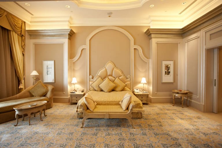 In den eleganten und geräumigen Zimmern sorgt goldenes Mobiliar für eine luxuriöse Atmosphäre. Eine Übernachtung gibt es ab 198 Euro pro Nacht (DZ) inklusive Frühstück.