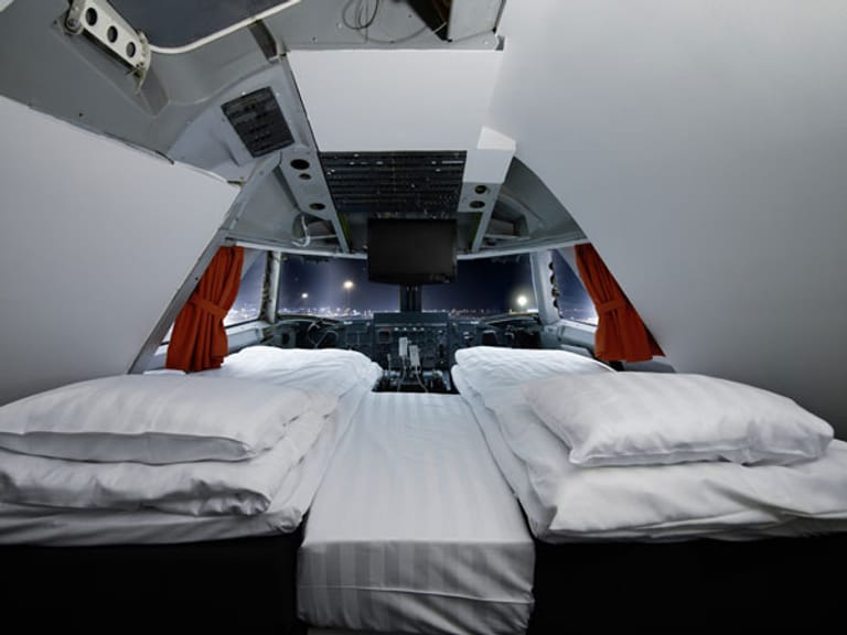 Eine Suite im umgebauten Cockpit der ausgemusterten Maschine ist das Highlight für Flugzeugliebhaber und Piloten. Das Bord-Café steht neben den Übernachtungsgästen auch anderen Besuchern offen.