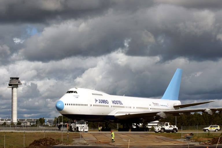 Die ehemalige Boeing 747 beherbergt heute das Hotel "Jumbo Stay" und bietet Luftfahrt- und Technik-Fans im Norden von Stockholm, auf dem Flughafen Arlanda, eine spannende Unterkunft. Mutige betreten im Sommer die Tragflächen des Flugzeugs, die als Sonnenterrasse dienen.