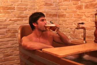 Das Hotel "Metamorphis" befindet sich im Herzen des historischen Zentrums von Prag. Im Spa-Bereich des Vier-Sterne-Hotels erwartet Männer eine spezielle Heilkur, bei welcher sie im Bierbad baden und währenddessen das Bier "Bernard" trinken dürfen.