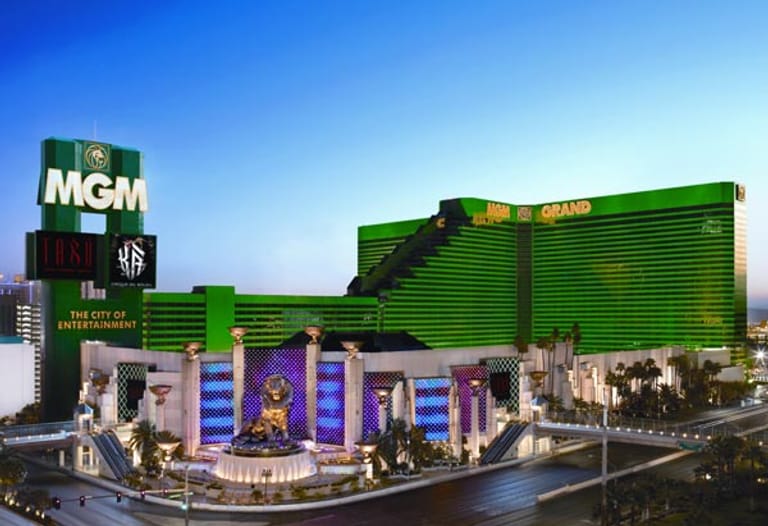 Das "MGM Grand" Hotel und Casino liegt am südlichen Ende des Las Vegas Strips. Im "Entertainment-Universum" zocken Männer entweder im hauseigenen Casino mit über 2500 Spielautomaten und 139 Poker-Tischen, flirten mit Frauen im Hakkasan, einem Zusammenschluss von Luxus-Restaurant und Nachtclub oder begegnen ähnlich wie in "Hangover" echten Löwen im Eingangsbereich des Casino-Hotels.