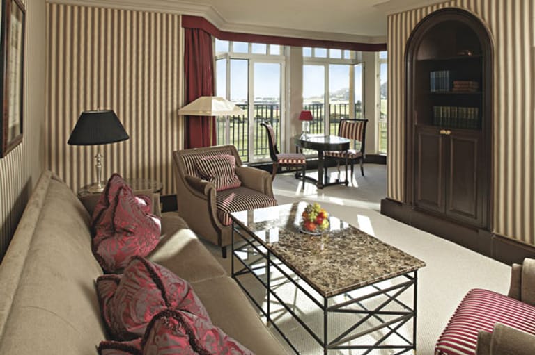 In den Zimmern des Fünf-Sterne-Resorts sorgen gestreifte Tapeten und Kissen mit Barockmuster für eine Wohlfühlatmosphäre. Die schottische Luxus-Unterkunft kostet ab 519 Euro pro Nacht (DZ).