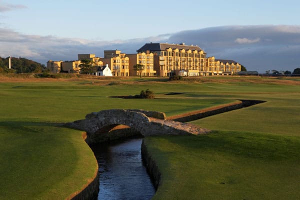 Das Hotel "Old Course Resort and Spa" befindet sich direkt am 17er Loch "Road Hole", des berühmten Old Course-Golfplatzes in der Bucht von St. Andrews in Schottland.