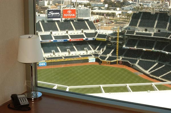 Baseball-Fans aufgepasst! Das Hotel "Omni San Diego" ist das einzige Hotel in Amerika, das direkt mit einem Major-League Stadion verbunden ist. Sport- und Baseballfans gelangen über die exklusive Skybridge ins Petco Park Stadium oder sehen ein Baseball-Spiel der Padres direkt von ihrem Hotelzimmer aus.