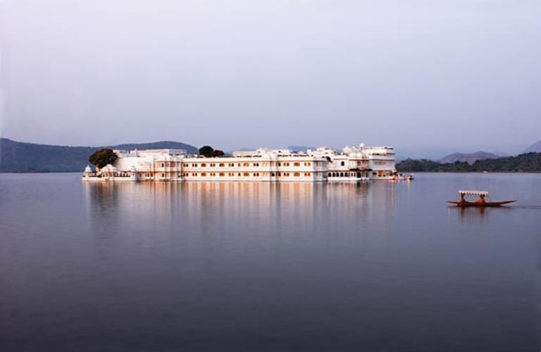 Das Hotel "Taj Lake Palace" befindet sich auf einer Insel inmitten der ruhigen Oberfläche des Lake Pichola in Udaipur in Indien. Das Hotelgebäude wirkt wie ein schwimmender Palast und diente schon als faszinierende Filmkulisse für den James-Bond-Film "Octopussy".