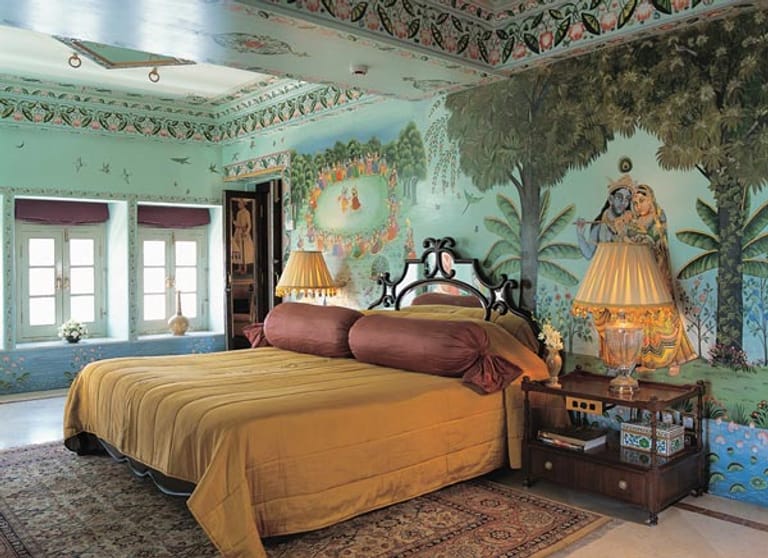 Die Zimmer sind im indischen Stil eingerichtet und die Wände sind mit Malereien und Bordüren verziert. Für rund 220 Euro bekommen Sie eine Übernachtung (DZ) inklusive Frühstück.