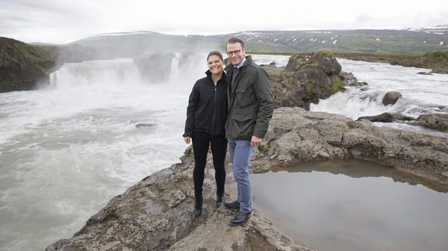Ein atemberaubendes Naturspektakel: Victoria und Daniel posieren vor den Wasserfällen von Godafoss.