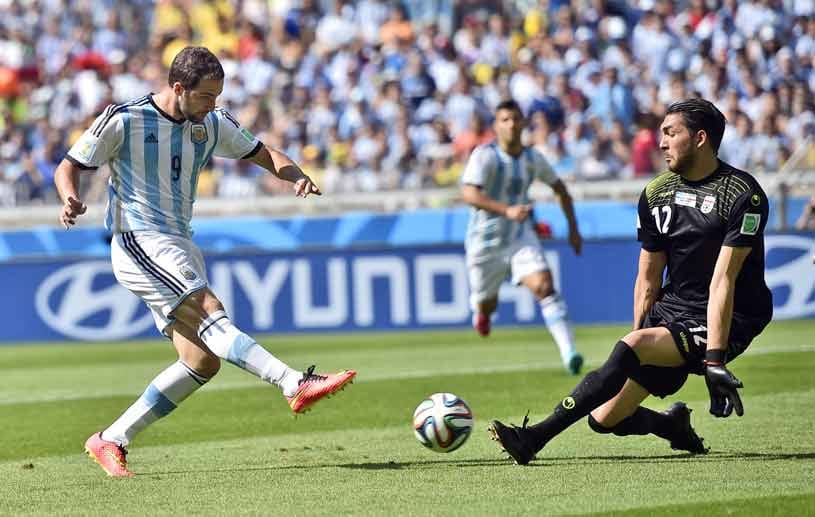 Die erste Chance des Spiels erarbeiten sich die Argentinier. Gonzalo Higuain (li.) scheitert in der 14. Minute jedoch per Flachschuss am herausstürzenden Keeper Alireza Haghighi.