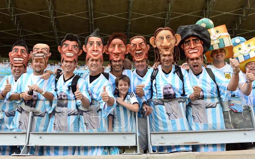Diese Fans haben die argentinische Nationalmannschaft nicht nur im, sondern auch auf dem Kopf.