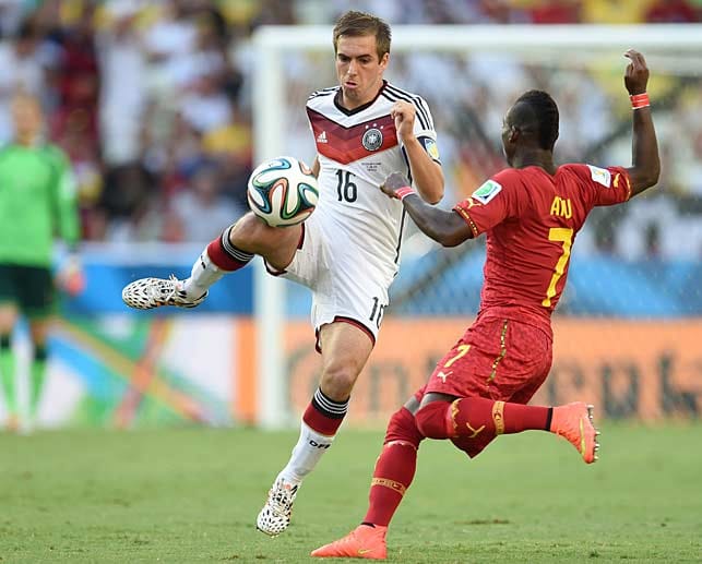 Abwehrverhalten: Philipp Lahm klärt vor Christian Atsu (rechts). In seinem zweiten WM-Spiel war Deutschland gegen Ghana gefordert. Und das deutsche Team tat sich gegen die Afrikaner schwer.