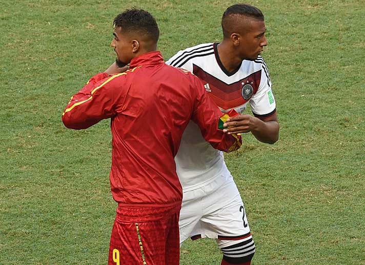 Unter Brüdern, Teil 1: Kevin-Prince Boateng (links), der für Ghana spielt, begrüßte vor der Partie seinen Bruder Jerome Boateng, der deutscher Nationalspieler ist.