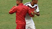 Unter Brüdern, Teil 1: Kevin-Prince Boateng (links), der für Ghana spielt, begrüßte vor der Partie seinen Bruder Jerome Boateng, der deutscher Nationalspieler ist.