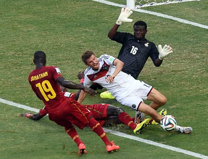 Erstmals Gefahr: Dreimal hat Thomas Müller gegen Portugal getroffen. Gegen Ghana hatte der Nationalspieler die erste große Chance für das deutsche Team. Doch der Gegner verhinderte ein Tor mit vereinten Kräften. Ein Treffer hätte Deutschland in der ausgeglichenen Partie gut getan.