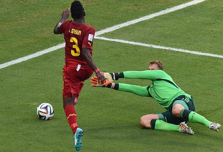 Gefordert: Auf der Gegenseite stand Nationaltorwart Manuel Neuer im Brennpunkt. In dieser Szene griff er gegen Ghanas Asamoah Gyan ein.