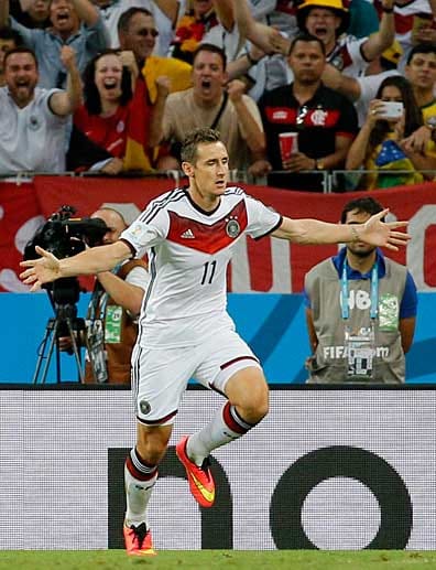 Rekordtreffer: Miroslav Klose konterte für Deutschland und erzielte mit seinem 15. WM-Tor den verdienten Ausgleich. Mit diesem Treffer zog er mit Spitzenreiter Ronaldo gleich.