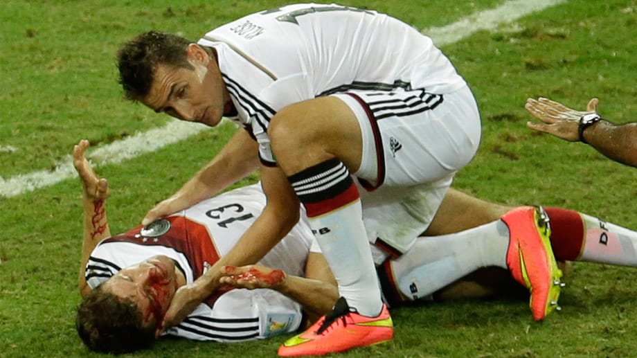 Voller Einsatz: Bis zum Schluss wurde um den Sieg gekämpft. Kur vor Schluss verletzte sich Thomas Müller, Miroslav Klose kümmerte sich um seinen Teamkollegen.