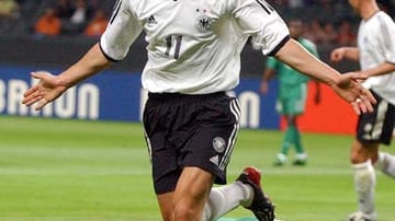 Erstes WM-Spiel und gleich drei Tore. Ein Start nach Maß für Miroslav Klose. Beim Auftaktspiel der DFB-Elf gegen Saudi-Arabien bei der WM 2002 in Japan und Südkorea trifft der Stürmer zum 1:0 (20.), 2:0 (25.) und 5:0 (69.).