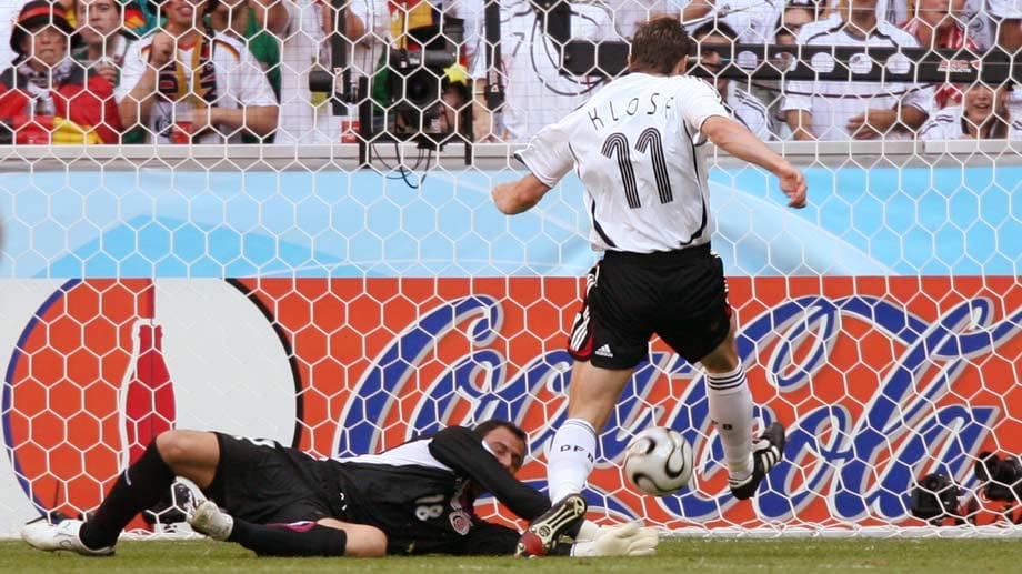 Bei der Heim-WM 2006 geht Kloses Torejagd weiter. Beim Eröffnungsspiel gegen Costa Rica gibt es wieder zwei Miro-Tore zu bejubeln. Der Stürmer trifft zum 2:1 (17.) und 3:1 (61.). Am Ende gibt es einen 4:2-Erfolg der DFB-Elf.