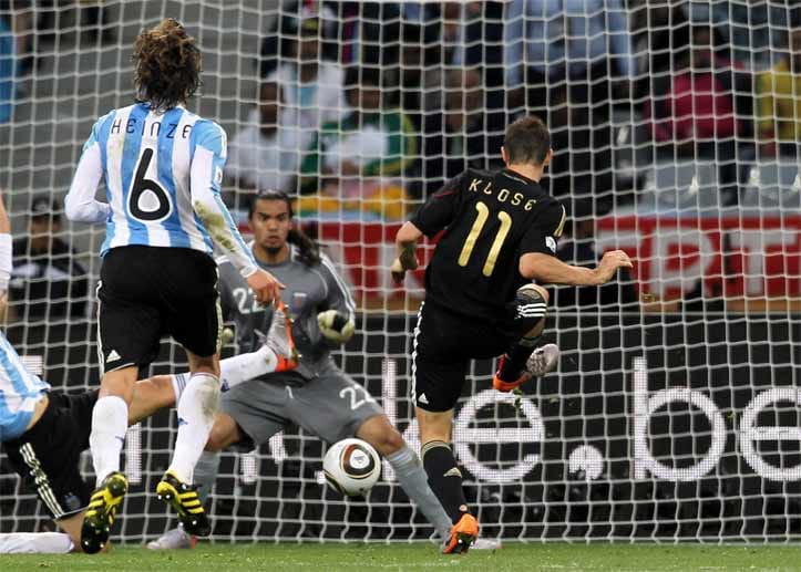Und auch im Viertelfinale ist Klose wieder zur Stelle. Beim 4:0-Erfolg gegen Argentinien trifft er gleich doppelt zum 2:0 (68.) und 4:0 (89.).