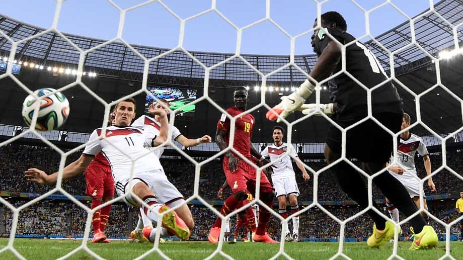 Und die vorzeitige Krönung nun beim zweiten WM-Spiel 2014 gegen Ghana. Klose wird eingewechselt und ist prompt zur Stelle. Der "ewige Miro" trifft in der 71. Minute zum 2:2-Endstand und zieht mit dem 15. Tor mit Ronaldo gleich.