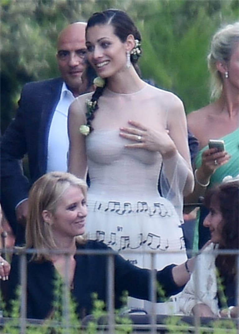 Das Brautkleid von Valentino war mit Musiknoten bedruckt. Um welches Lied es sich handelte, war allerdings nicht zu erkennen.