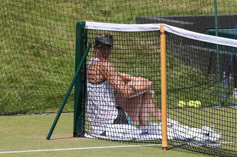 Scharapowa gönnt sich beim Training einen Moment Pause. Im letzten Jahr schied das Tennis-Model bereits in der zweiten Runde aus.