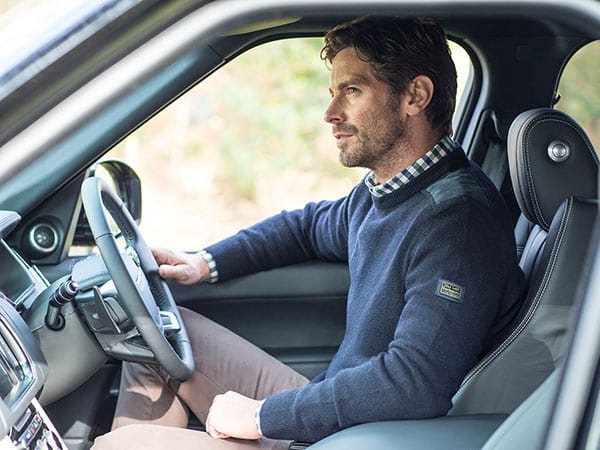 Bewegungsfreiheit für Autofahrer: Die edlen Kaschmir-Pullover von Barbour für Land Rover kommen mit praktischen Details und sind ab Herbst 2014 erhältlich.